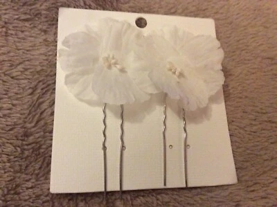 ACCESSORIZE Brandneu in Verpackung neu Accessoire 2 Haarspangen - silberfarben mit weißer Stoffblume