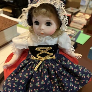 Vintage Madame Alexander Gretel 454 blonde 8" Puppe mit Ständer - LESEN - Bild 1 von 4