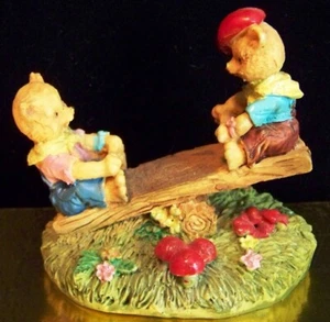 FIGURA DE DOS OSOS DE PELUCHE EN BALANCÍN - TOPPER DE PASTEL - FIGURA DE DIORAMA DE 3 - Imagen 1 de 3