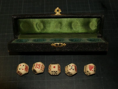 Ancien jeu de 5 dés à 10 faces représentant un jeu de 54 cartes - coffret - Photo 1/4