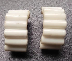 Vintage White Hong Kong Clip On Earrings - Picture 1 of 4