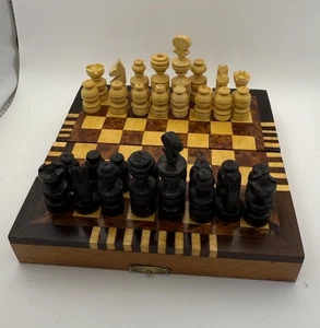 Handgeschnitztes marokkanisches Reise Holz klappbares Schachspiel - 6 Zoll - Bild 1 von 4