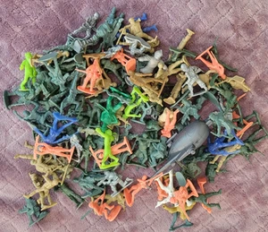 100+ Plastic Army Men Soldiers Knights Mixed Lot Figures Vintage & Modern Toys - Picture 1 of 3