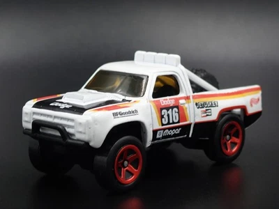 1987 87 DODGE D100 Pick-Up Camion Mopar Trofeo Camion 1/64 Scala Diecast Vettura - Immagine 1 di 4