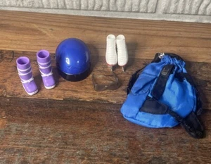 Lotto accessori sport invernali bambola Bratz pattini stivali zaino casco occhiali scarpa - Foto 1 di 4