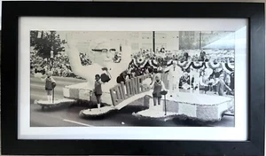 KFC ORIGINAL COLONEL SANDERS ON 1960's PARADE FLOAT *FRAMED B&W PHOTO* 27.5"x16" - Picture 1 of 4