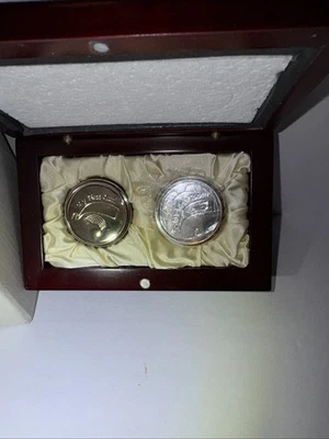 Oso placa plata caja de dientes y rizos en caja de madera Foto 1 de 4