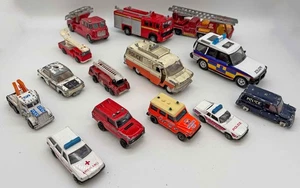 Restposten 14 verschiedene Spielzeug Polizei Feuerwehr & Krankenwagen Einsatzfahrzeuge - Bild 1 von 8