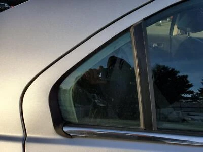 Vidro/janela de ventilação traseira direita 2006-2011 Mercury Milan / 2006-2012 Ford Fusion - Imagem 1 de 3