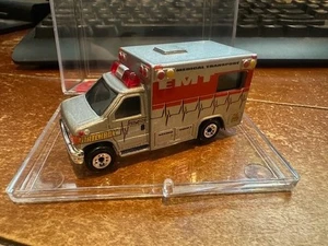Ambulancia Matchbox 1996 EMT 1/64 suelta - Imagen 1 de 1