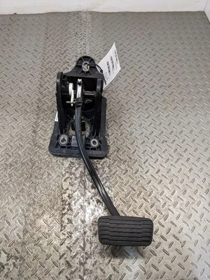 Chevrolet Silverado 1500 2019-2025 pedal de freno con soporte OEM 81179968 Foto 1 de 4