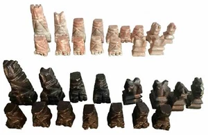 Handgeschnitzte Schachfiguren aztekischer Stil rosa schwarzer Onyx Stein Vintage unvollständig wie abgebildet - Bild 1 von 9