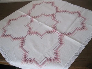 Ältere Mitteldecke mit Stickerei Handarbeit Beerenrot bestickt Grafisches Muster - Bild 1 von 2