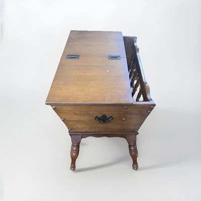 Mesa auxiliar vintage Baumritter colonial de madera de arce para cargador de masa Foto 1 de 4