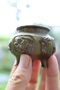 Quemador chino de latón o cobre con pájaros y flores, dinastía Qing tardía - Imagen 1 de 9