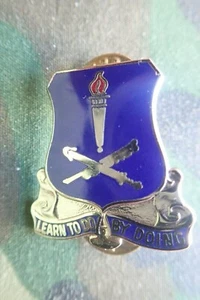 US ARMY FINANCE SCHOOL~METAL ENAMEL CREST-D.U.I.~ - Picture 1 of 3