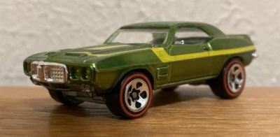 Modelo Pontiac Firebird '69 Hot Wheels Classics--Spectraflame verde oliva claro Foto 1 de 4