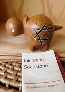 Jabonera Kisii pintada africana bebé hipopótamo Kenia comercio justo estrella naranja - Imagen 1 de 1