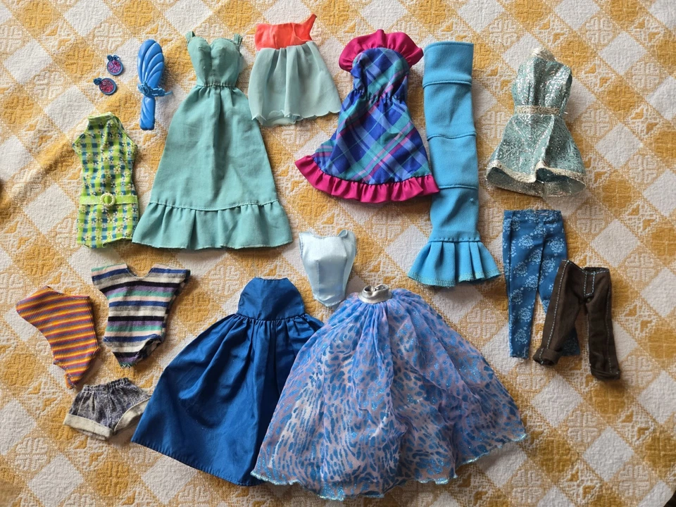 LOTE DE ROUPAS 18 peças vintage anos 70-80 BARBIE azul VESTIDO Calças TOPS shorts BRINCOS  - Imagem 1 de 4