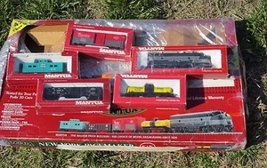 MANTUA HO DIESEL TRAIN SET WITH 4 CARS, TRACK, POWER TRACK - Picture 1 of 12
