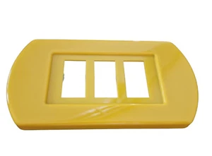 Placca Copri Interruttore ABS Giallo Compatibile Bticino Magic 3 Moduli Ghidini - Foto 1 di 1