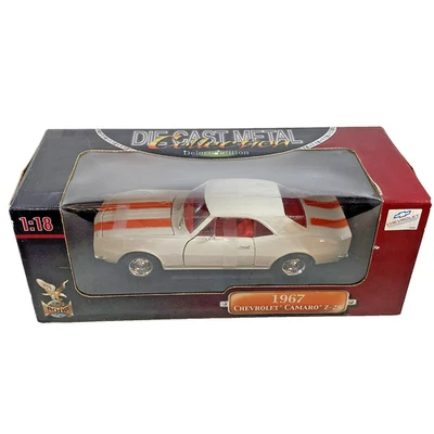 Chevy Camaro Z-28 1967 blanco naranja a rayas diecast escala 1:18 nuevo en caja Foto 1 de 4