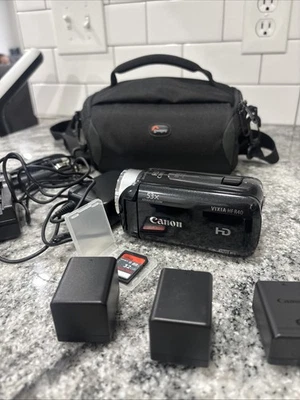 Videocámara con memoria flash digital Canon Vixia HF-R40 con baterías, estuche y más Foto 1 de 4