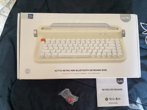 Bluetooth Keyboard With Built-in Holder For IPad And Cell Phone - Bild 1 von 4