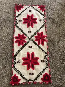 HANDMADE Fine NORWEGIAN WOVEN WOOL CREWEL EMBROIDERED TABLE RUNNER 17" x 40" - Picture 1 of 11