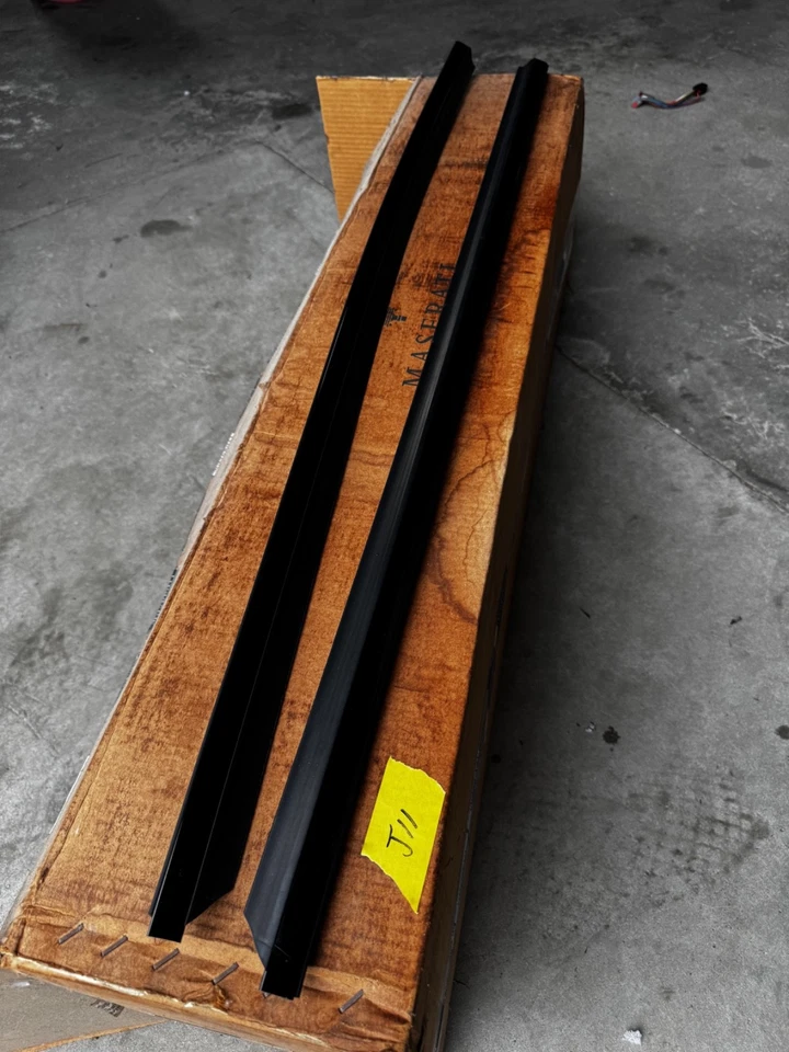 2008-2017 MASERATI GRANTURISMO LH RH BELT MOLDING - Image 1 of 3