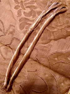 ELEGANT INDIAN GOLD ZARI EMBROIDERY THREAD  PLATED METAL OVER COTTON CORE - Picture 1 of 2