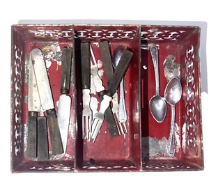 Mango de madera cubiertos muebles para casa de muñecas bandeja de metal rojo 1:12 1940/50s - Imagen 1 de 4