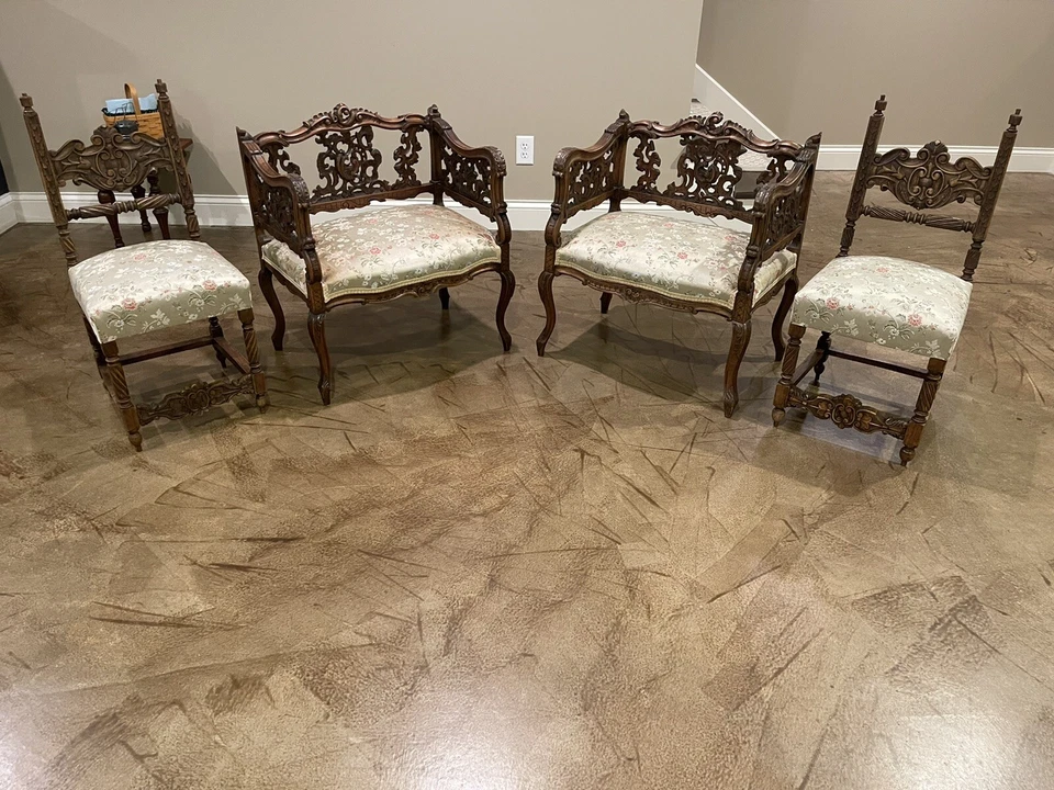 Sillas de salón italianas vintage talladas a mano de nogal Foto 1 de 4