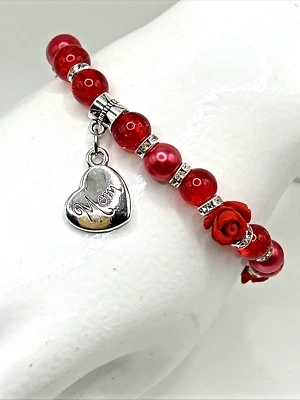 *Rosas para mamá* Pulsera con dije elástico de cinabrio rojo y vidrio de 7" día de la madre Foto 1 de 4