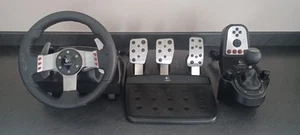 Volante Logitech G27 con pedales y palanca de cambios. Sin fuente de alimentación. - Imagen 1 de 7