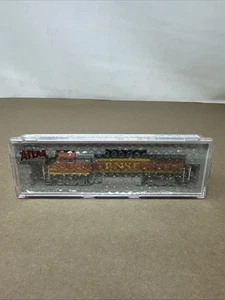 ATLAS N GAUGE #546 BNSF PREMIUM HERITAGE DASH 8-40BW DCC-READY 48809 - Picture 1 of 5