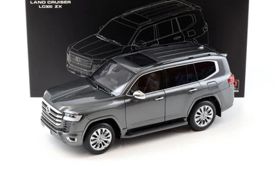1:18 Modelli LCD Toyota Land Cruiser LC 300 ZX Grigio Metallico LCD18013-ZX-GR - Immagine 1 di 4