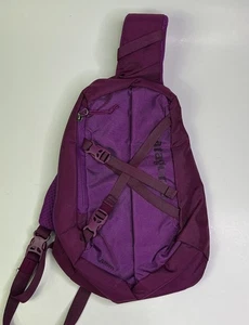 Mochila Bandolera Patagonia Atom 8L Púrpura - Imagen 1 de 13
