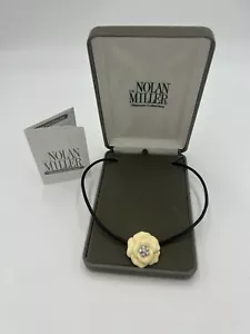 Neu Nolan Miller Lara creme Kamelie Blume Strass Anhänger Leder Halskette - Bild 1 von 6