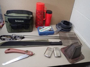 Vintage Campingausrüstung Kühltasche Machete Klappsäge Camp Toaster Kochgeschirr - Bild 1 von 15