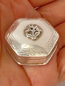 Vintage Solid Silver Hexagonal Raised Ornate Floral Lid Hinged Pill Trinket Box - Picture 1 of 18