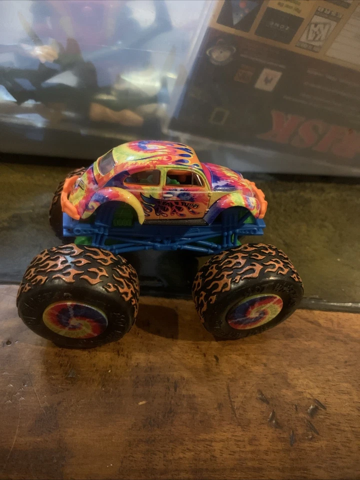 HOT WHEELS MONSTER TRUCKS, VW BEETLE, 2022 PSYCHO-DELIC, TIE DYE SUELTO BONITO Foto 1 de 1