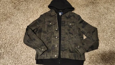 Jaqueta jeans caminhoneiro American Rag masculina verde preta camuflada com capuz tamanho médio - Imagem 1 de 4