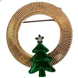 Vintage Weihnachtsbaum goldfarben gerippt Kreis Kranz Anstecknadel Emaille Urlaub Brosche - Bild 1 von 1