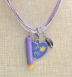 Collar PÚRPURA Dijes Kiss Me Corazón Vidrio Cuentas Cinta Cuerda ST Cuerda - Imagen 1 de 6