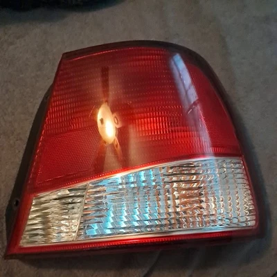 Luz trasera derecha derecha hatchback Hyundai Accent 2000-2002 OEM luz trasera luz trasera Foto 1 de 2