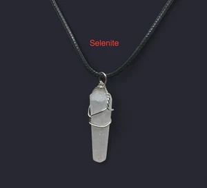Collar colgante envuelto en alambre de selenita con cordón de cuero de Marruecos - Imagen 1 de 6