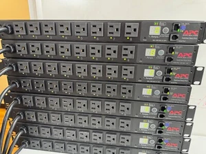APC Rack Mount PDU, Przełączany stojak 120V / 15A, (8) gniazd, 1U Poziomy uchwyt rackowy - Zdjęcie 1 z 4