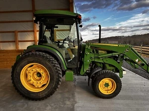 2018 JOHN DEERE 4066R TRACTOR (4X4) (HYDRO) (LOADER) (718 HRS) - Picture 1 of 12
