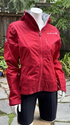 Chaqueta de ciclismo impermeable Endura Singletrack para mujer. Rojo de dos tonos, con capucha, S�� Foto 1 de 4